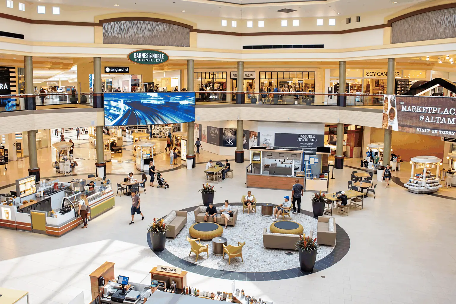 ADC renovated Altamonte Mall’s center court with new flooring, finishes, furniture, digital signage and mall-wide wayfinding, and designed concepts for the food court and secondary courts
