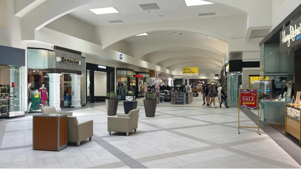 Columbia Center Kennewick common area renovation by Architecture Design Collaborative